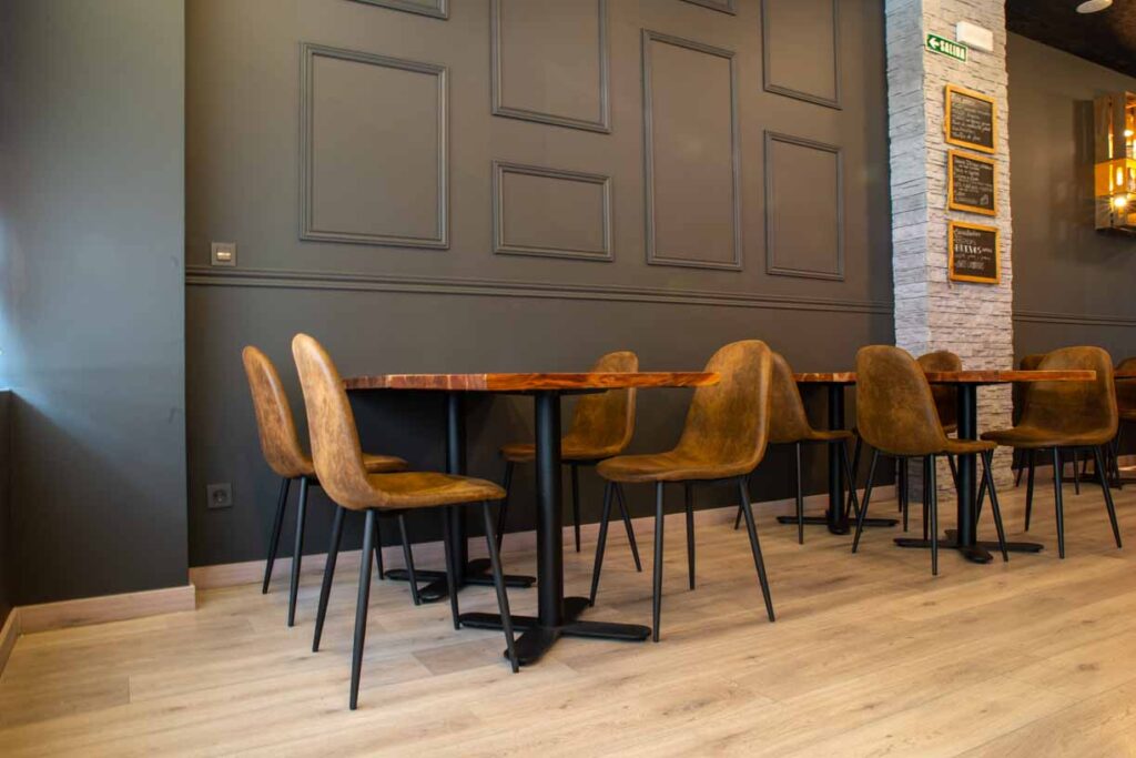 Reforma de restaurantes en Pamplona - barra y mobiliario a medida