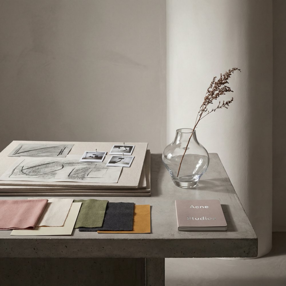 Moodboard con muestras de tela, bocetos y materiales de un proyecto de interiorismo