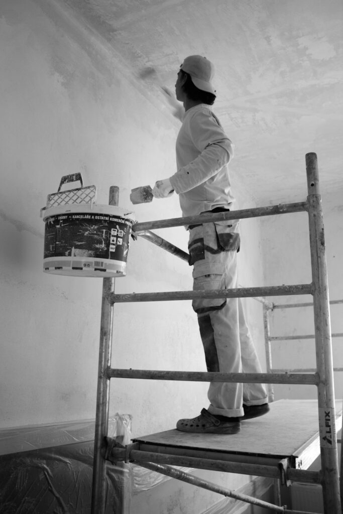 Pintor en Pamplona pintando una pared con rodillo