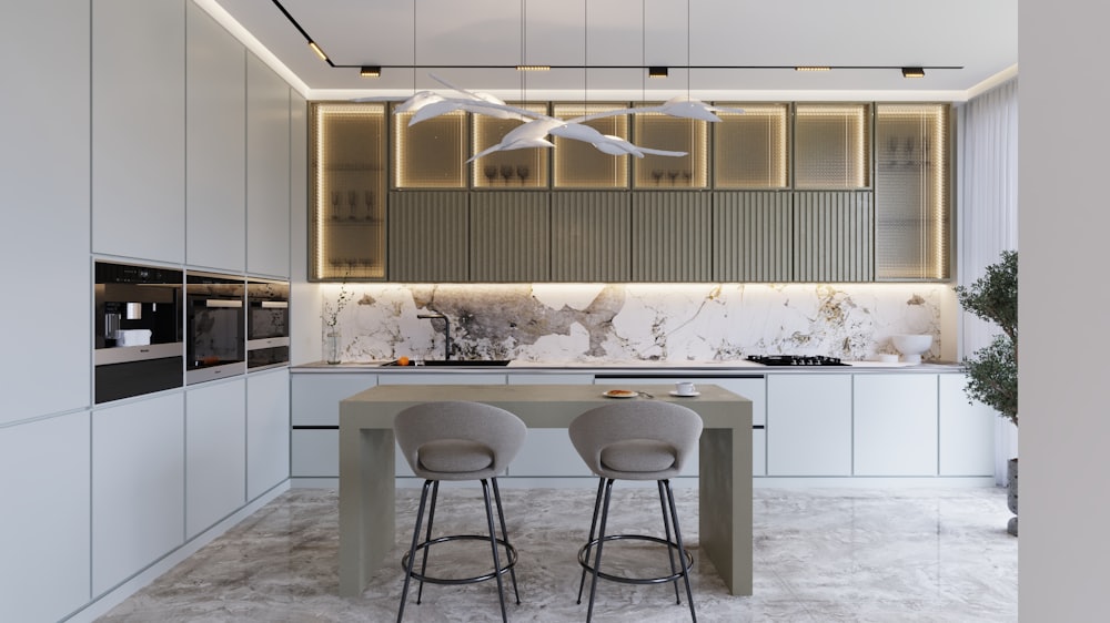 Cocina reformada en Pamplona con encimera y taburetes de madera